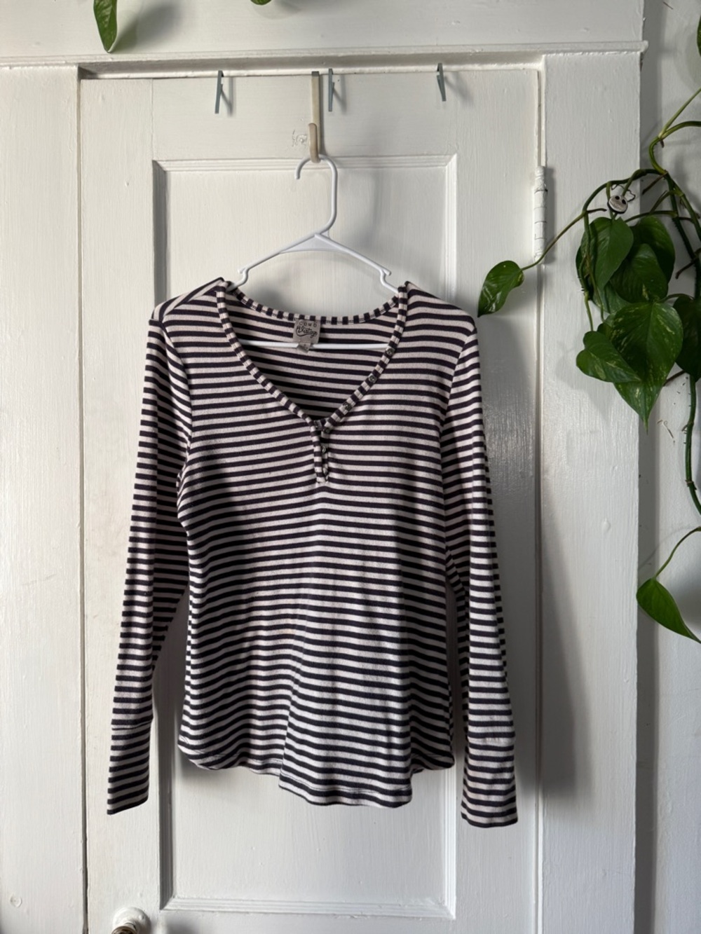 Como Vintage Black & White Striped Long-Sleeve V-Neck Top